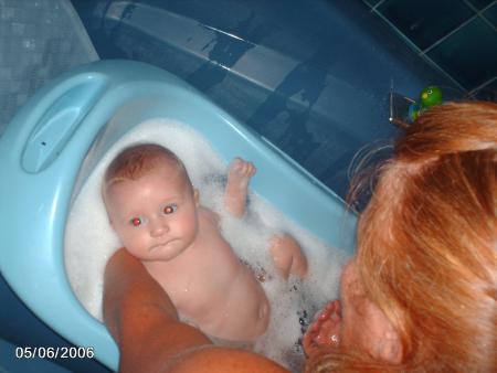 Ma ptite couz avec sa maman !!!! tro belle j'ai en vie de la manger toutes crue jtm